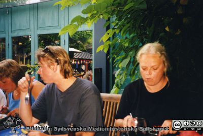 Ortopediska kliniken i Lund 2000. Vaktmästare Rolf Olsson fyllde 60 år.
Från ortoped klin album 01, Lund. Fotograf Berit Jakobsson. 2000. MargaretaBråhäll, avdelningsföreståndare  på ortopedens operationsavdelning firar Rolf Olsson 60 år.
Nyckelord: Lund;Universitetssjukhus;USiL;Kliniker;Ortopedi;Vård;Operationsavdelning;Uppvaktning;Fest;Sjuksköterskor;Avdelningsföreståndare