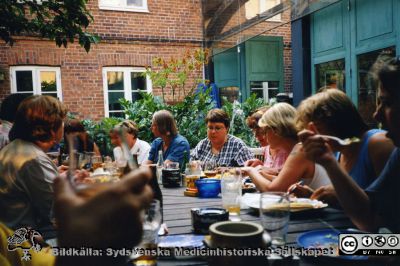 Ortopediska kliniken i Lund 2000. Personal från ortopedens operationsavdelning firar Rolf Olsson 60 år.
Från ortoped klin album 01, Lund. Fotograf Berit Jakobsson. 2000. Personal från ortopedens operationsavdelning firar Rolf Olsson 60 år.
Nyckelord: Lund;Universitetssjukhus;USiL;Kliniker;Ortopedi;Vård;Operationsavdelning;Uppvaktning;Fest