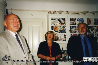 Ortopediska kliniken i Lund 2000. Docent Anders Lindstrand uppvaktas på sin 60-årsdag
Från ortoped klin album 01, Lund. Fotograf Berit Jakobsson. 2000. Docent Anders Lindstrand uppvaktas på sin 60-årsdag tillsammans med sin fru Lena och professor Lars Lidgren.
Nyckelord: Lund;Universitetssjukhus;USiL;Kliniker;Ortopedi;Uppvaktning