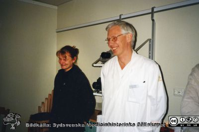 Ortopediska kliniken i Lund 2000. Sekreterare Gun Ingvarsson och barnortopeden docent (senare professor) Gunnar Hägglund uppvaktar gipsteknikern Thorleif Strand på mottagningen
Från ortoped klin album 01, Lund. Fotograf Berit Jakobsson. 2000. Sekreterare Gun Ingvarsson och barnortopeden docent (senare professor) Gunnar Hägglund uppvaktar gipsteknikern Thorleif Strand på mottagningen när han slutade där.
Nyckelord: Lund;Universitetssjukhus;USiL;Kliniker;Ortopedi;Läkare;Sekreterare;Personal;Mottagning