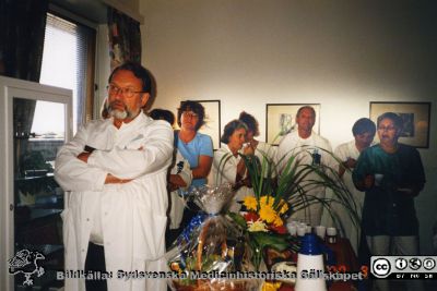 Ortopediska kliniken i Lund 2000. Gipstekniker Thorleif Strand avtackas och uppvaktas av docent Anders Stenström m fl 
Från ortoped klin album 01, Lund. Fotograf Berit Jakobsson. 2000. Gipstekniker Thorleif Strand avtackas och uppvaktas av docent Anders Stenström m fl på mottagningen.
Nyckelord: Lund;Universitetssjukhus;USiL;Kliniker;Ortopedi;Mottagning;Personal;Läkare;Avtackning;Uppvaktning