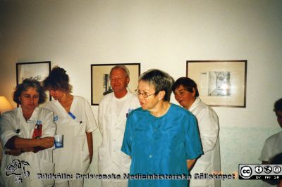 Ortopediska kliniken i Lund 2000. Gipstekniker Thorleif Strand avtackas och uppvaktas
Från ortoped klin album 01, Lund. Fotograf Berit Jakobsson. 2000. Gipstekniker Thorleif Strand på ortopedens mottagning slutar och uppvaktas av sjuksköterskorna Annika Palmborg, Eva Henrikson och Ebbe Hansson smat undersköterskan Anna Stina Nilsson och arbetsterapeuten Margareta Adolfsson.
Nyckelord: Lund;Universitetssjukhus;USiL;Kliniker;Ortopedi;Uppvaktning;Mottagning;Avtackning