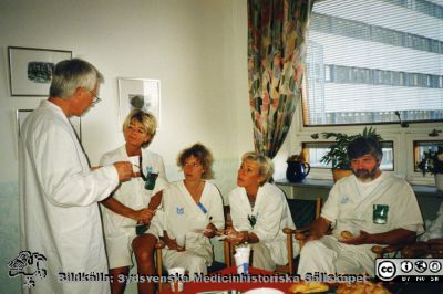 Ortopediska kliniken i Lund 2000. Gipstekniker Thorleif Strand avtackas och uppvaktas 
Från ortoped klin album 01, Lund. Fotograf Berit Jakobsson. 2000. Gipstekniker på mottagningen Thorleif Strand slutar och uppvaktas av docenten (senare professorn)  Gunnar Hägglund, sjukgymnasten Kerstin Adalbert och sjuksköterskorna Eva Henriksson och Helena Jernkvist.
Nyckelord: Lund;Universitetssjukhus;USiL;Kliniker;Ortopedi;Uppvaktning;Mottagning;Läkare;Sjuksköterskor;Fysioterapeuter