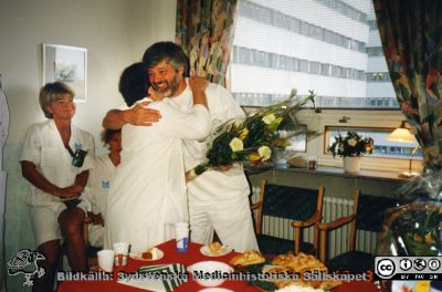 Ortopediska kliniken i Lund 2000. Gipstekniker Thorleif Strand avtackas och uppvaktas
Från ortoped klin album 01, Lund. Fotograf Berit Jakobsson. 2000. Gipstekniker Thorleif Strand slutar.  Sjukgymnasten Kerstin Adalbert och vårdadministratören Berit Jakobsson uppvaktar.
Nyckelord: Lund;Universitetssjukhus;USiL;Kliniker;Ortopedi;Uppvaktning;Mottagning;Fysioterapeuter;Vårdadministratör