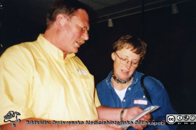 Ortopediska kliniken i Lund 2000. Kvalitetsutskottet. Ortopeden  Rolf Önnerfäldt och klinikföreståndare Sylvia Olander.
Från ortoped klin album 01, Lund. Fotograf Berit Jakobsson. 2000. Kvalitetsutskottet. Ortopeden  Rolf Önnerfäldt och klinikföreståndare Sylvia Olander.
Nyckelord: Lund;Universitetssjukhus;USiL;Kliniker;Ortopedi;Kvalitetsäkring.Läkare;Klinikföreståndare;Administratörer