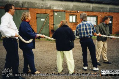 Ortopediska kliniken i Lund 2000. Personalträff på en kursnöjesgård "Estancia" i Skåne. 
Från ortoped klin album 01, Lund. Fotograf Berit Jakobsson. 2000. Personalträff på kursnöjesgården "Estancia" i Skåne. Magnus Eneroth m. fl. i dragkamp.
Nyckelord: Lund;Universitetssjukhus;USiL;Kliniker;Ortopedi;Personalträff;Dragkamp