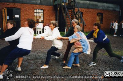 Ortopediska kliniken i Lund 2000. Personalträff påkursnöjesgården "Estancia" i Skåne.
Från ortoped klin album 01, Lund. Fotograf Berit Jakobsson. 2000. Personalträff med dragkamp på kursnöjesgården "Estancia" i Skåne.
Nyckelord: Lund;Universitetssjukhus;USiL;Kliniker;Ortopedi;Personalträff;Dragkamp