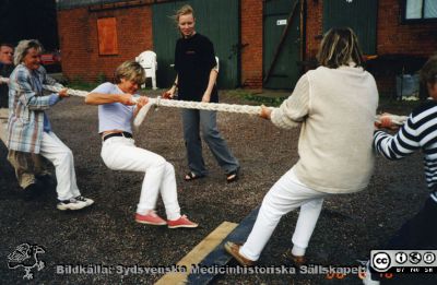 Ortopediska kliniken i Lund 2000. Personalträff på kursnöjesgården Estancia i Skåne. 
Från ortoped klin album 01, Lund. Fotograf Berit Jakobsson. 2000. Personalträff, Estancia. Dragkamp.
Nyckelord: Lund;Universitetssjukhus;USiL;Kliniker;Ortopedi;Personalträff;Dragkamp