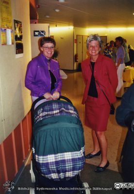 Ortopediska kliniken i Lund 2001. Klinikföreståndare Sylvia Olander, sjuksköterskan Anne Lundwall.
Från ortoped klin album 01, Lund. Bildkälla Berit Jakobsson. 2001. Ortopediska kliniken. Klinikföreståndare Sylvia Olander, sjuksköterskan Anne Lundwall.
Nyckelord: Lund;Universitetssjukhus;USiL;Kliniker;Ortopedi;Personal;Klinikföreståndare;Sjuksköterskor