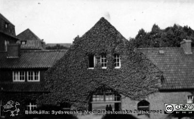 Fasad mot söder av porthuset med administrations- och röntgenologilokaler på Lasarettet i Lund i kv. Paradis.
 Foto rimligen på 1930-talet. Klinikens huvudflygel förefaller inte breddad österut ännu. Från Syster Elinas fotoalbum (Elina Holmberg?) .
Nyckelord: Administration;Röntgenologi;Kontor