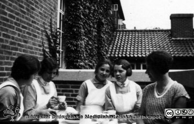 Vårdpersonal tar kaffepaus 
Vårdpersonal tar kaffepaus på en balkong vid östra fasaden på röntgenologibyggnaden på Lasarettet i Lund i södra området (kvarteret Paradis). Foto innan röntgenhuset byggs ut åt öster. Från Syster Elinas fotoalbum (Elina Holmberg?).
Nyckelord: Administration;Röntgenologi;Lasarettet i Lund;Kaffepaus