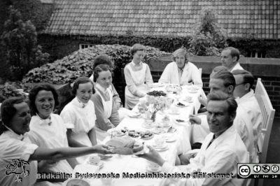 Kaffestund på altanen vid röntgenavdelningen i kv. Paradis i Lund.
Kaffestund på altanen vid västra fasaden på byggnaden på Lasarettet i Lund för administration, röntgen och kirurgi i kvarteret Paradis i Lund. Foto troligen på 1930-talet. Möjligen sitter röntgenologen Hans Hellmer längst bort till höger. Han blev senare professor i röntgendiagnostik i Lund. De övriga är icke identifierade. Från Syster Elinas fotoalbum (Elina Holmberg?).
Nyckelord: Administration;Röntgen;Kirurgi;Klinik;Lasareteet i Lund;Lunds Universitet