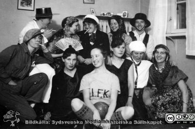 Spextrupp, troligen unga kvinnor under sköterskeutbildning på SSSH. 
Sådana tillställningar var vanliga på SSSH. Från Syster Elinas fotoalbum (Elina Holmberg?).
Nyckelord: Teater;Spex;SSSH;Södra Sveriges Sjuksköterskehem