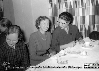 Tre nöjda kvinnor vid ett kaffebord
Tre nöjda kvinnor vid ett kaffebord, möjligen i sjukhusmatsalen på Lasarettet i Lund på 1960-talet. Från Syster Elinas fotoalbum (Elina Holmberg?).
Nyckelord: Radiologisk;Onkologisk;Jubileumsklinik;Lasarettet i Lund;Fest