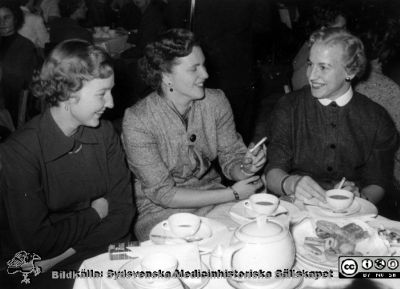 Tre nöjda kvinnor vid ett kaffebord
Tre nöjda kvinnor vid ett kaffebord, möjligen i sjukhusmatsalen på Lasarettet i Lund på 1960-talet. Från Syster Elinas fotoalbum (Elina Holmberg?).
Nyckelord: Kafferep;kalas
