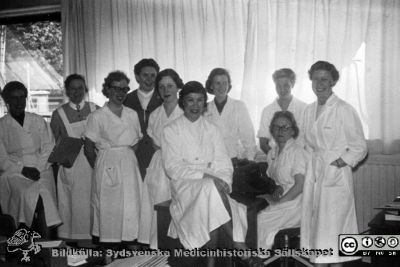 Ej identifierade kvinnor på ett kontor på radiologiska kliniken i Lund
 (1958 enligt påskrift på albumbladet). Från Syster Elinas fotoalbum (Elina Holmberg?) .
Nyckelord: Radiologisk;Klinik;Lunds universitet;Lasarettet i Lund;Administration