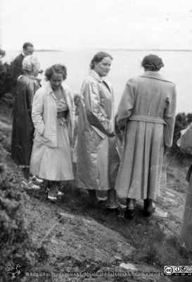 Radiologer besöker docent Bertil Ebenius i Blekinge skärgård.
Radiologer besöker docent Bertil Ebenius (1902-1959) och hans hustru Dagmar (1904 - 1999) på deras ö Stickelön utanför Bökevik i Blekinge, bredvid den större ön Saltärna. Rimligen uppvaktning på Bertil Ebenius 50-årsdag den 18/8 1952? Betil Ebenius på sin ö tillsammans med sin hustru (nr 2 från vänster) och tre andra damer. Från Syster Elinas fotoalbum (Elina Holmberg?).
Nyckelord: Uppvaktning;Radiologisk;Klinik;Lunds universitet;Blekinge skärgård;Kalas