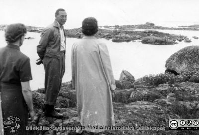 Radiologer besöker docent Bertil Ebenius i Blekinge skärgård.
Radiologer besöker docent Bertil Ebenius (1902-1959) och hans hustru Dagmar (1904 - 1999) på deras ö Stickelön utanför Bökevik i Blekinge, bredvid den större ön Saltärna. Rimligen uppvaktning på Bertil Ebenius 50-årsdag den 18/8 1952? Från vänster  okänd, sedan  docent Ebenius och ytterligare en okänd kvinna. Från Syster Elinas fotoalbum (Elina Holmberg?).
Nyckelord: Uppvaktning;Radiologisk;Klinik;Lunds universitet;Blekinge skärgård;Kalas