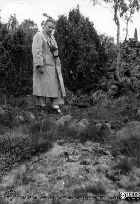 Radiologer besöker docent Bertil Ebenius i Blekinge skärgård.
Radiologer besöker docent Bertil Ebenius (1902-1959) och hans hustru Dagmar (1904 - 1999) på deras ö Stickelön utanför Bökevik i Blekinge, bredvid den större ön Saltärna. Rimligen uppvaktning på Bertil Ebenius 50-årsdag den 18/8 1952? Docent Martin Lindgren på vandring på ön. Från Syster Elinas fotoalbum (Elina Holmberg?).
Nyckelord: Uppvaktning;Radiologisk;Klinik;Lunds universitet;Blekinge skärgård;Kalas