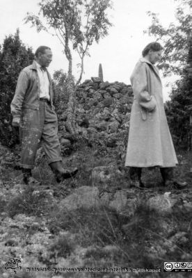 Radiologer besöker docent Bertil Ebenius i Blekinge skärgård.
Radiologer besöker docent Bertil Ebenius (1902-1959) och hans hustru Dagmar (1904 - 1999) på deras ö Stickelön utanför Bökevik i Blekinge, bredvid den större ön Saltärna. Rimligen uppvaktning på Bertil Ebenius 50-årsdag den 18/8 1952? Bertil Ebenius till vänster. Okänd kvinna till höger. Från Syster Elinas fotoalbum (Elina Holmberg?).
Nyckelord: Uppvaktning;Radiologisk;Klinik;Lunds universitet;Blekinge skärgård;Kalas