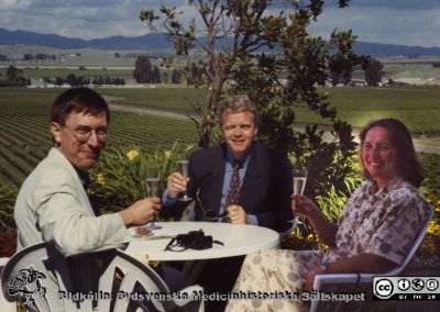 Urologer på kongress i Californien
Bengt Uvelius, Anders Mattiasson och Marianne Willén höjer sina glas framför ett stort vinfält nära San Francisco i Caliofornien 1994.
Nyckelord: Lasarettet;Lund;Universitetssjukhuset;USiL;Urologisk;Kliniken