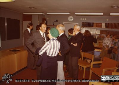 Urologiska klinikens 20-årsjubileum 1977. 
.Professor Gösta Jönsson (1909 - 1978)  längst till vänster i gruppen närmast kameran i samtal med Anna (?) och Stig Radner. Anestesiologen Eric "Nilla" Nilsson med handen på kinden. Bildkälla: Bengt Uvelius.
Nyckelord: Lasarettet;Lund;Universitetssjukhuset;USiL;Urologiska;Kliniken