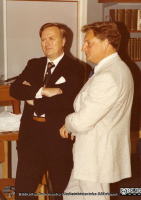 Urologiska klinikens 20-årsjubileum 1977
Urologen Sven-Olof Rubin (Kristianstad) i mörk kostym och Torgny Nilsson i ljus. Bildkälla Bengt Uvelius.
Nyckelord: Lasarettet;Lund;Universitetssjukhuset;Urologiska;USiL;Kliniken;Kirurgisk