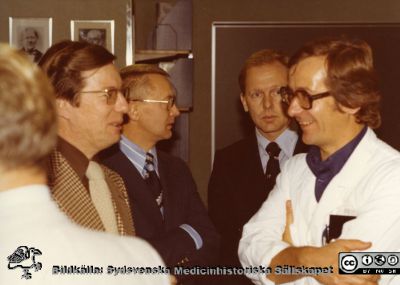 Urologiska klinikens 20-årsjubileum 1977
Från vänster: Lars-Allan Baldetorp, Per  Fernlund (kirurg i Karlskrona), Sig Colleen, Erik Ståhl. Bildkälla Bengt Uvelius.
Nyckelord: Lasarettet;Lund;Universitetssjukhuset;Urologiska;USiL;Kliniken;Kirurgisk