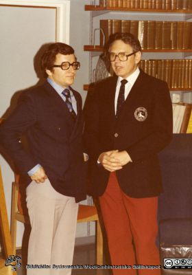 Urologiska klinikens 20-årsjubileum 1977. 
Från vänster urologerna Arne M. Olsson och docent Eric Lindstedt. Bildkälla Bengt Uvelius.
Nyckelord: Lasarettet;Lund;Universitetssjukhuset;Urologiska;USiL;Kliniken;Kirurgisk