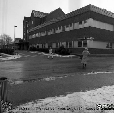 Kvinnokliniken i Lund 1986
Sjukhusfotograferna i Lund. Pärm Negativ S/V, färg-1986. Kvinnokliniken i Lund, jan-86. 2/86. Fasad mot nord, med huvudingången. Från negativ.
Nyckelord: Lund;Lund;Lasarett;Universitetssjukhus;USiL;Klinik;Kvinnoklinik;KK;Obstetrik;Obstetrisk;BB