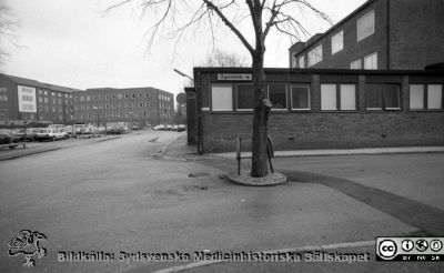 Ögonklinikens poliklinik närmast kameran, snart dess operationsavdelning
Sjukhusfotograferna i Lund. Pärm Negativ S/V, färg-1986. 10/86. F. d. barnpsykiatriska kliniken i bakgrunden på väg att bli Ögon B när bilden togs. Från negativ.
Nyckelord: Lasarettet;Lund;Universitetssjukhus;USiL;_Ögon;Oftalmologi