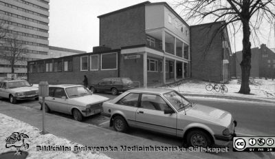 Ögonkliniken, fasader mot söder och väster
Sjukhusfotograferna i Lund. Pärm Negativ S/V, färg-1986.Journalen, 86-02-10. 36/86. Övre balkongen blev inbyggd c:a 1972, och skall nu återställas. Operationsavdelningen skall flytta ned på nedre botten, i kamerans blickfång.  Zoofysiologen skymtar till höger i bakgrunden. C-blocket till vänster i bilden. Från negativ.
Nyckelord: Lasarettet;Lund;Universitetssjukhus;USiL;_Ögon;Oftalmologi;Operationsavdelning