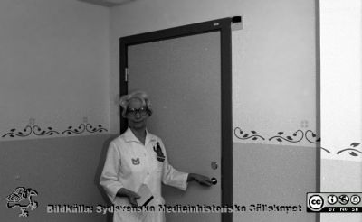 Avdelningsföreståndaren Marianne Jacobsson
Pärm Negativ S/V, färg-1986. 38/86. 86-02-15. Avdelningsföreståndaren Marianne Jacobsson på den nyrenoverade ögonkliniken i Lund. Från negativ.
Nyckelord: Lasarettet;Lund;Universitetssjukhus;USiL;_Ögon;Oftalmologi;Mottagning;Renovering