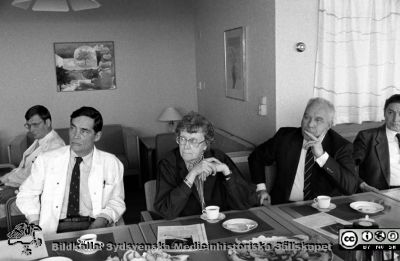 Sammanträde med regering och sjukhusledning 1986
Sjukhusfotograferna i Lund. Pärm Negativ S/V, färg-1986.  118-1986. Film I. Sammanträde på Lasarettet i Lund med ortopeden Rolf Önnerfält, prof. Göran Bauer, socialminister Gertrud Sigurdsen, landshövding Bertil Göransson och länsrådet Lennart Linder-Aronson. Från negativ
Nyckelord: Lasarettet;Lund;Universitetssjukhus;USiL;Ortopedi;Administration;Politiker