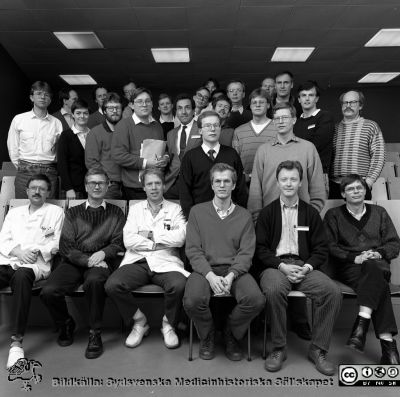 Kurs på öronkliniken 1988, kanske i mikrokirurgi
Sjukhusfotograferna i Lund. Pärm Sv/v neg. 1988. 14/-88. I främsta raden från vänster Sven Lindberg, Ulf Mercke och Sten Harris. Från negativ
Nyckelord: Lasarettet;Lund;Universitetssjukhus;USiL;_ÖNH;_Öronklinik;Otologi;_Öron-näsa-hals;Oto-rino-laryngologi