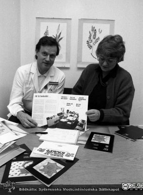 Professor Dick Killander (onkologi) med Gertrud Grahn, februari, 1988
Sjukhusfotograferna i Lund. Pärm Sv/v neg. 1988. 9/-88. Vårdforskningsinstitutionen. Från negativ.
Nyckelord: Universitetssjukhus;USiL;Lasarettet;Lund;Onkologi;Vårdforskning;Omvårdnad