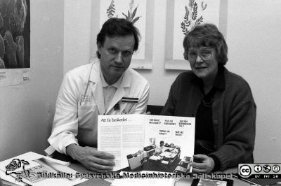 Professor Dick Killander (onkologi) med Gertrud Grahn, februari, 1988
Sjukhusfotograferna i Lund. Pärm Sv/v neg. 1988. 9/-88. Vårdforskningsinstitutionen. Från negativ.
Nyckelord: Universitetssjukhus;USiL;Lasarettet;Lund;Onkologi;Vårdforskning;Omvårdnad