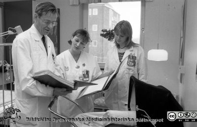 Överläkare Gösta Blennow på barnkliniken
Sjukhusfotograferna i Lund. Pärm Sv/v neg. 1989. 21. Barn 92. Överläkare Gösta Blennow med sjuksköterskan Pia och sekreteraren Malin på barnkliniken. Från negativ.
Nyckelord: Lasarettet;Lund;Universitetssjukhus;USiL;Barnklinik;Pediatrisk