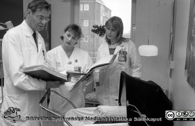 Överläkare Gösta Blennow på barnkliniken i Lund
Sjukhusfotograferna i Lund. Pärm Sv/v neg. 1989. 21. Barn 92. Överläkare Gösta Blennow med sjuksköterskan Pia och sekreteraren Malin på barnkliniken. Från negativ.
Nyckelord: Lasarettet;Lund;Universitetssjukhus;USiL;Barnklinik;Pediatrisk