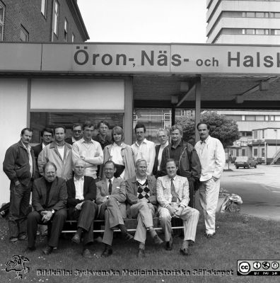 Specialistkursfoto, öronkliniken i Lund 1989
Sjukhusfotograferna i Lund. Pärm Sv/v neg. 1989. 84/1989. Specialistkurs i näskirurgi för öronläkare. Sittande, från vänster: Karl-Ivar Pettersson (Lund, senare Eskilstuna), Olof Kalm (Lund), Egbert Huizing, professor i oto-rino-laryngologi i Utrecht), kursledaren Lars Malm (Lund, senare professor i Malmö) och Claes Ekedahl (Skövde). Stående, från vänster: Magnus Jannert (Malmö), Svante Luttrop (privatpraktiserande i Malmö), Henry Zideradski (privatpraktiserande i Lund), Sven Lindgren (Malmö), okänd, Lena Laurin (Helsingborg), Jan Dolata (Helsingborg), okänd, Christer Sjölin (Kristianstad), Roland Palitsch, (Karlskrona). Från negativ.
Nyckelord: Lasarettet;Lund;Universitetssjukhus;USiL;_Öron;Klinik;_ÖNH;Oto-rino-laryngologi