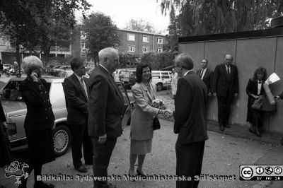 Drottning Silvia på besök på reumatologiska kliniken 1990
Pärm Lasarettsfotograferna i Lund, Pärm negativ, 1990. 53. "Pristagare". Landshövding Bertil Göransson på drottningens högra sida. Från negativ.
Nyckelord: Lasarettet;Lund;Universitetssjukhuset;USiL;Reumatologisk;Klinik;Barn;Pris;Belöning;Utmärkelse