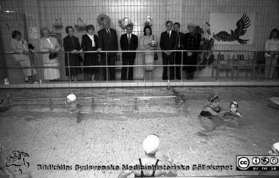 Drottning Silvia på arbetsbesök på reumatologiska kliniken 1990
Pärm Lasarettsfotograferna i Lund, Pärm negativ, 1990. 53. "Pristagare". Från vänster vid bassängkanten reumatologen Mette Brattström, sjukhusdirektör Ulla Leissner, okänd 01, fru Märta Ingegerd Göransson, landshövding Bertil Göransson,  Frank Wollheim, Drottningen, sjukhusdirektionens ordförande Benny Jönsson, okänd 02, okänd 03 (en hovdam?),  Från negativ.
Nyckelord: Lasarettet;Lund;Universitetssjukhuset;USiL;Reumatologisk;Klinik;Barn;Pris;Belöning;Utmärkelse