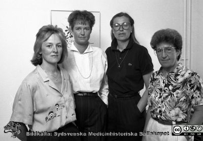 Personaladministratörer på infektionskliniken. 
Lasarettsfotograferna i Lund, pärm S/V negativ, 1992. 5. I-92. 90-05-23. Från vänster Solveig Wennerholm, nattklinikföreståndare; personalsekreterare Katharina Reimhage, klinikföreståndare Ingrid Ronnje; Inga-Lill Jönsson, sekreterare på klinikföreståndarexpeditionen. Från negativ.
Nyckelord: Lasarettet;Lund;Universitetssjukhuset;USiL;Infektion;Kliniken;Epidemiologiska