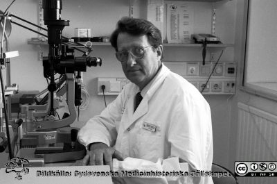 Berndt Ehinger, professor i oftalmologi i Lund, vid ett hornhinnemikroskop. 
Lasarettsfotograferna i Lund,  pärm  Sv/v Neg, 1996. 34, 96. Berndt Ehinger, professor i oftalmologi i Lund, vid ett av sina arbetsinstrument, ett hornhinnemikroskop. Från negativ
Nyckelord: Lasarettet;Lund;Universitetssjukhuset;USiL;_Ögon;Oftalmologisk;Klinik