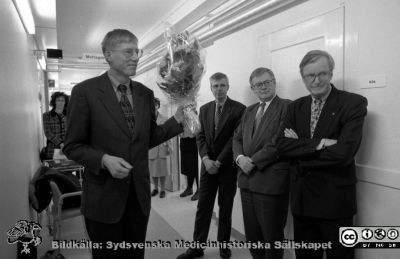  Återinvigning. Reumatologiska kliniken, avdelning 51B
Lasarettsfotograferna i Lund,  pärm  Sv/v Neg, 1997. 4, 97. 97-02-05. Återinvigning. Reumatologiska kliniken, avdelning 51B. Från vänster informstionssekreterare Lena Åsberg (i bakgrunden), docent Ola Nived (med blommor i handen), biträdande sjukvårdsdirektör  Lars Kristensson, sjukhusdirektör Leif Granath, sjukhusdirektionens ordförande Benny Jönsson. Från negativ.
Nyckelord: Lasarettet;Lund;Universitetssjukhuset;USiL;Reumatologisk;Klinik;Invigning