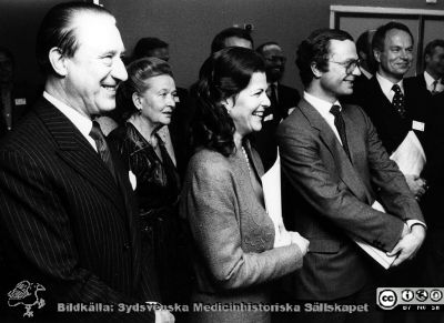 Kungligt besök på Lasarettet i Lund i samband med Forskningens dag 1983
Lasarettsfotograferna i Lund,  pärm  Sv/v Neg, 83:2. Kungligt besök på Lasarettet i Lund i samband med Forskningens dag. Från vänster landshövding Nils Hörjel, Drottning Silvia, Kung Carl XVI Gustaf och dekanus, professor Christer Owman. Från foto.
Nyckelord: Lasarettet;Lund;Universitetssjukhuset;USiL;Forskningens Dag;Drottning;Kung