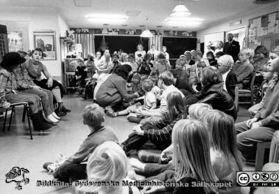 Kungligt besök på Lasarettet i Lund i samband med Forskningens dag 1983
Lasarettsfotograferna i Lund,  pärm  Sv/v Neg, 83:2. Drottning Silvia  besöker Lasarettet i Lund i samband med Forskningens Dag. Här är hon på sjukhusbiblioteket tillsammans med sjukhusclowner från barnkliniken och en skara patienter från barnsjukhuset. 83-11-10. Från foto.
Nyckelord: Lasarettet;Lund;USiL;Universitetssjukhuset;Patientbibliotek;Socioterapi;Barn;Sjukhusclown;Forskningens Dag