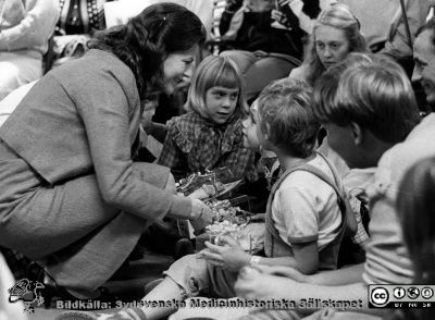 Kungligt besök på Lasarettet i Lund i samband med Forskningens dag 1983
Lasarettsfotograferna i Lund,  pärm  Sv/v Neg, 83:2. Drottning Silvia  besöker Lasarettet i Lund i samband med Forskningens Dag. Här är hon på sjukhusbiblioteket tillsammans med en skara patienter från barnsjukhuset. 83-11-10. Från foto.
Nyckelord: Lasarettet;Lund;USiL;Universitetssjukhuset;Patientbibliotek;Socioterapi;Barn;Forskningens Dag