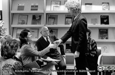 Kungligt besök på Lasarettet i Lund i samband med Forskningens dag 1983
Lasarettsfotograferna i Lund,  pärm  Sv/v Neg, 83:2. Drottning Silvia  besöker Lasarettet i Lund i samband med Forskningens Dag. Här är hon på sjukhusbiblioteket tillsammans med Hans Rorsman (chefsläkare på Lasarettet i Lund), Gunvor Wachtmeister (ansvarig för socioterapi; skymd) och Niklas Törnlund (poet och musiker) som hälsar på henne. 83-11-10. Från foto.
Nyckelord: Lasarettet;Lund;USiL;Universitetssjukhuset;Patientbibliotek;Socioterapi;Forskningens Dag