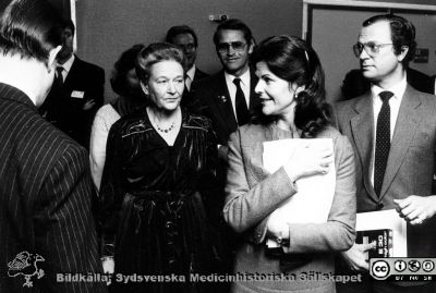 Forskningens Dag 1983 i Lund
Lasarettsfotograferna i Lund,  pärm  Sv/v Neg, 83:2. Forskningens Dag 1983. Från höger kung Carl XVI Gustaf, drottning Silvia, troligen en hovdam. Från foto.
Nyckelord: Lasarettet;Lund;Universitetssjukhuset;USiL;Forskningens Dag;Cancer